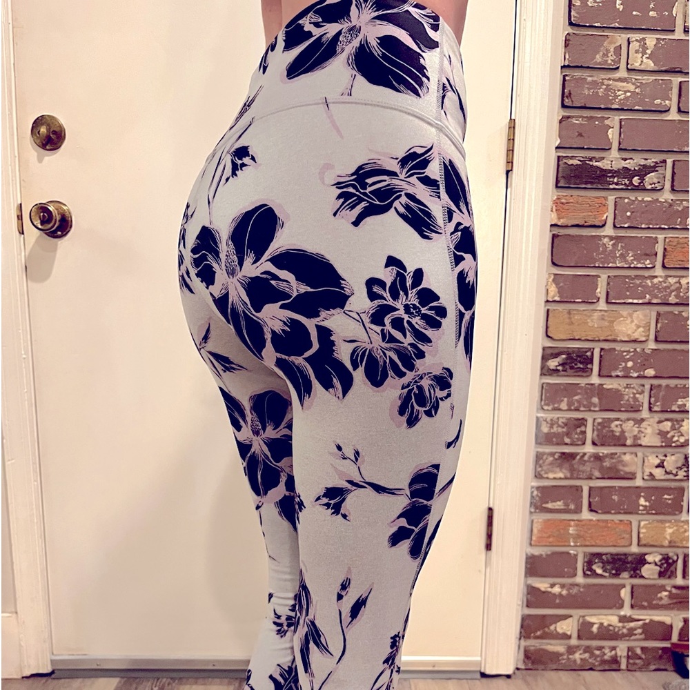 Athleta Chaturanga Magnolia Floral High Rise
Capri Size Large Slate Grey